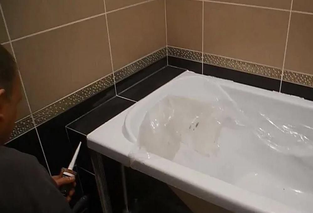 чем заделать щель между ванной и стеной