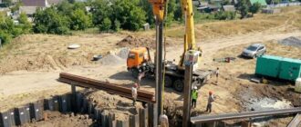Процесс вибропогружения шпунта Ларсена на объекте
